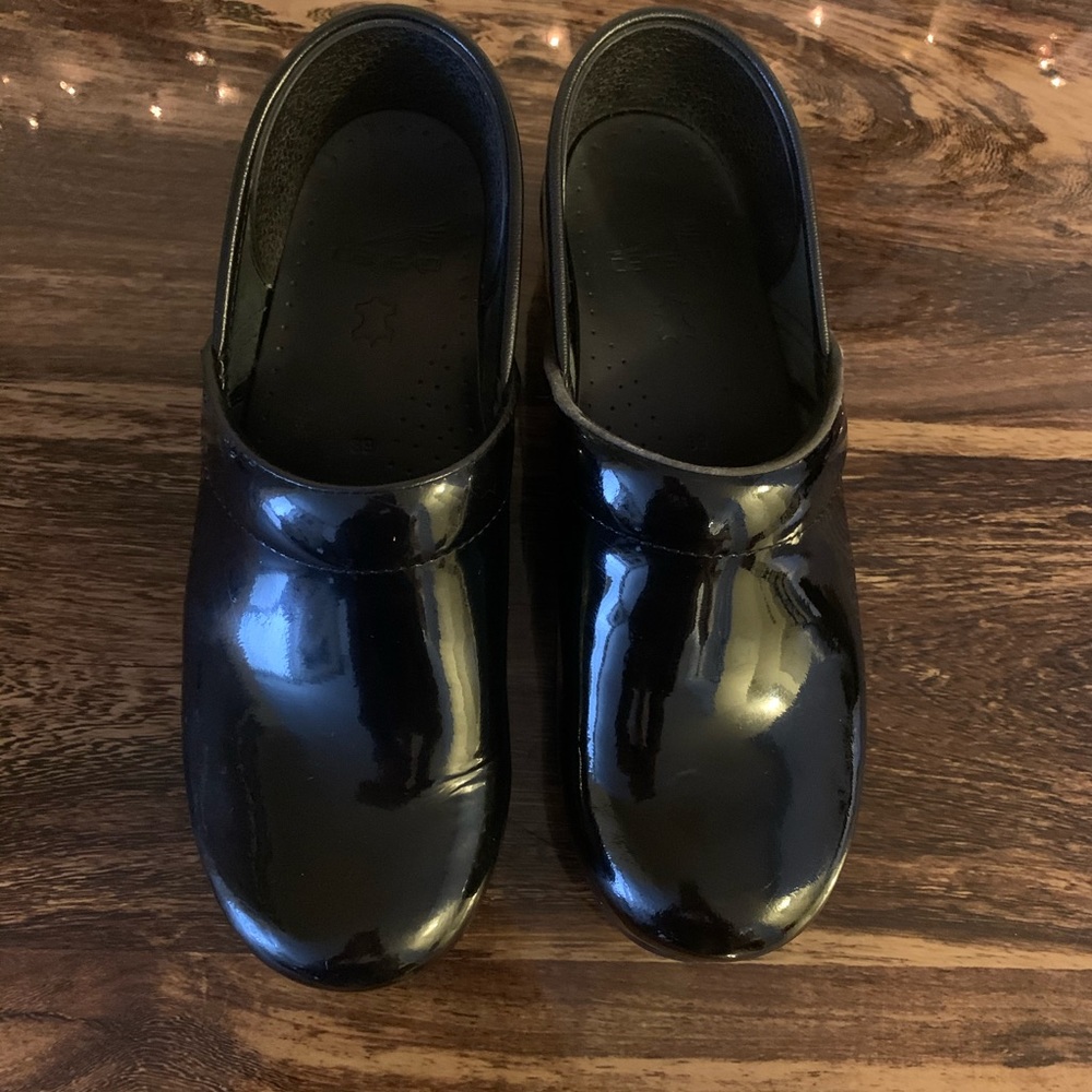 LIKE NEW Professional Black Patent Danskos